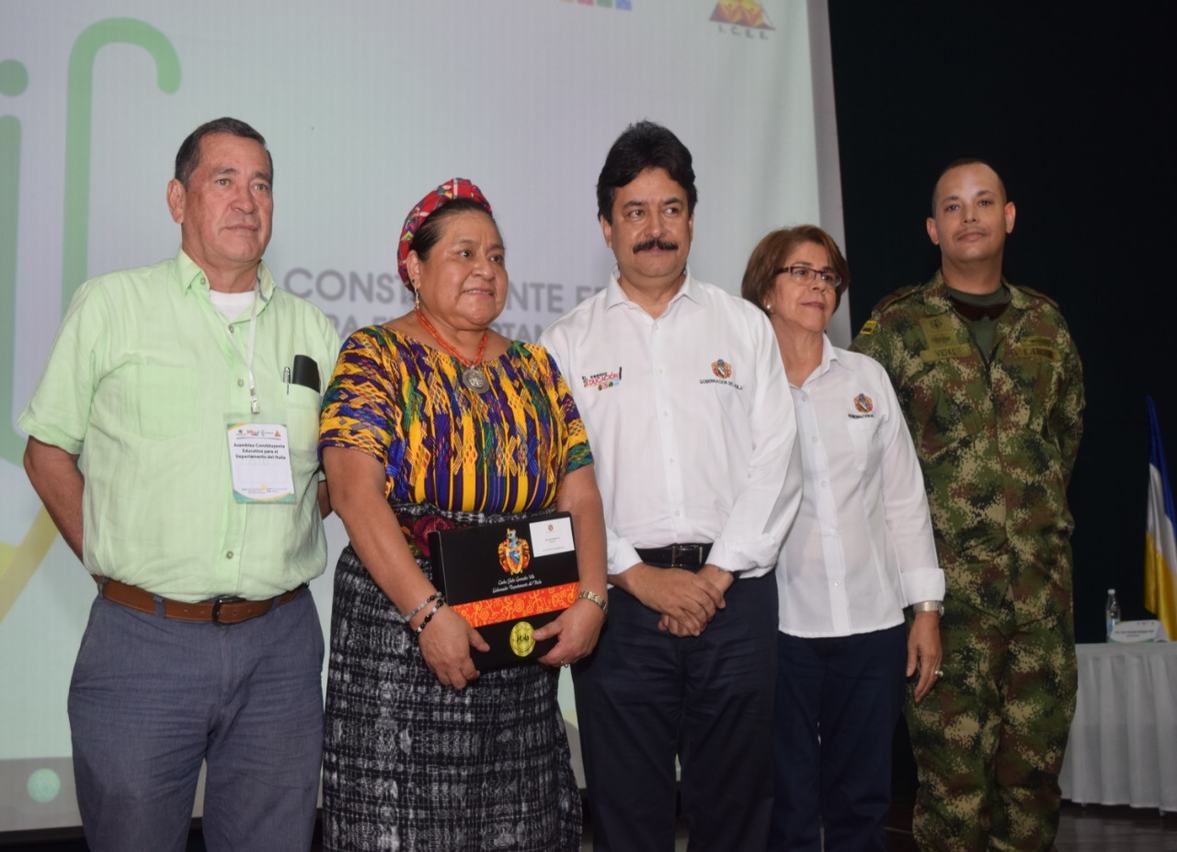 Julio Cesar Díaz presidente asamblea del Huila, Rigoberta Menchú Tum, gobernador del Huila Carlos Julio González Villa, secretaria de educación municipal Gloria Amparo Medina, y el Mayor Juan José Vidal.